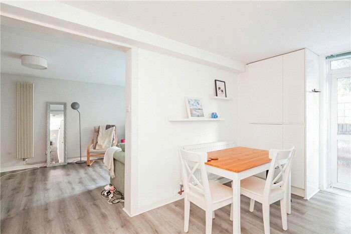 2 Bedroom Flat For Sale In Fawcett Close, London, SW11