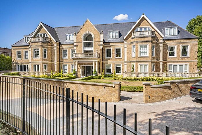 3 Bedroom Flat For Sale In Cockfosters Road, Barnet, EN4