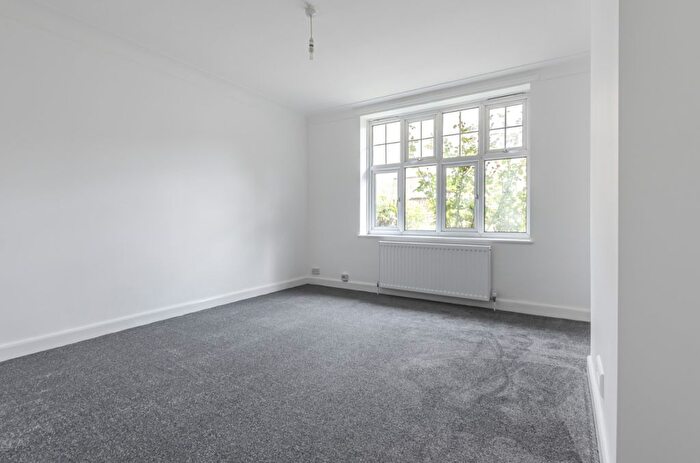2 Bedroom Flat To Rent In Kings Avenue, London, SW4