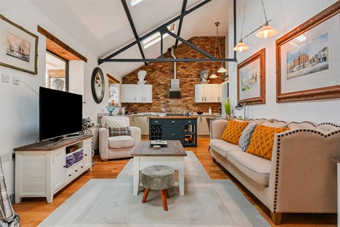 3 Bedroom Barn Conversion For Sale In Old Dairy Lane, Norton, PO20
