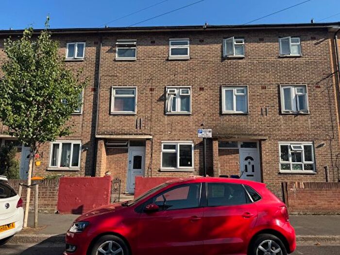 4 Bedroom Town House To Rent In Dundee Road, London, E13
