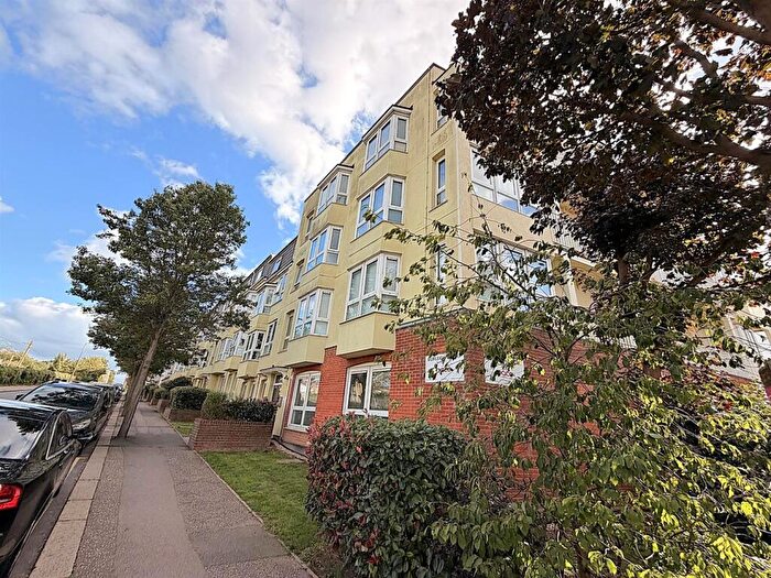 2 Bedroom Flat For Sale In Burleigh Court, Westcliff-On-Sea, SS0