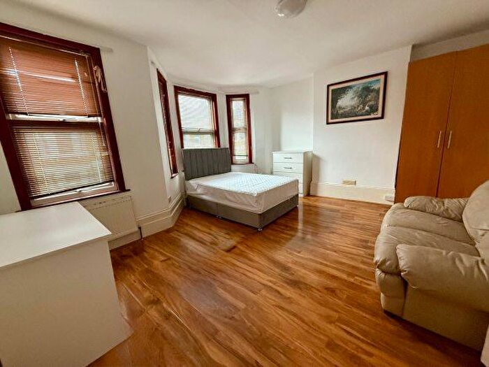 6 Bedroom Semi-Detached House To Rent In Shenley Road, London, Greater London, SE5