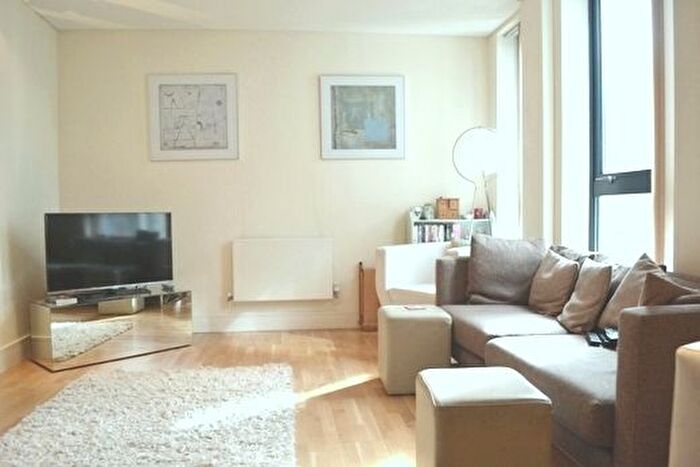 2 Bedroom Flat To Rent In Downham Road, London, N1