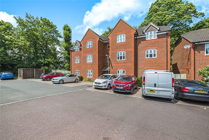 2 Bedroom Flat For Sale In Knaphill, Woking, Surrey, GU21