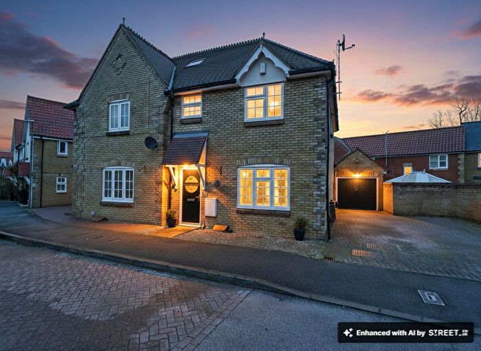 3 Bedroom Semi Detached House For Sale In Bramble Tye, Noak Bridge, SS15