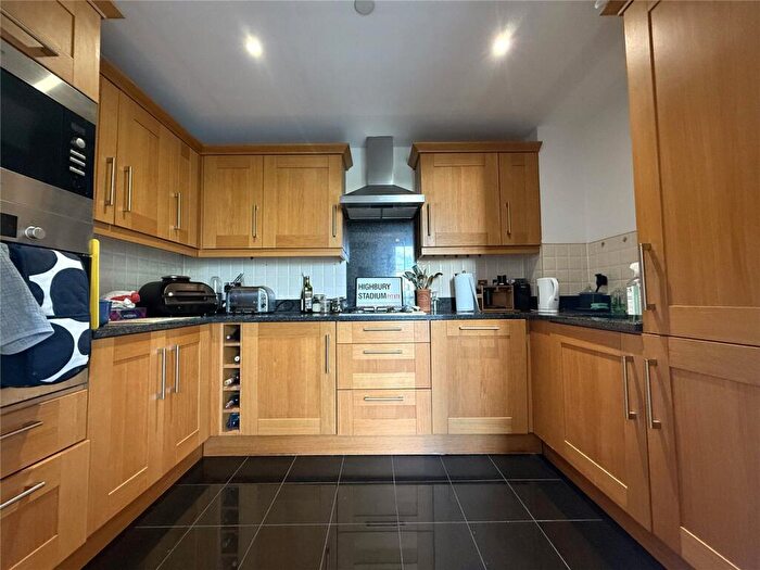 3 Bedroom Apartment To Rent In Royal Drive, London, N11