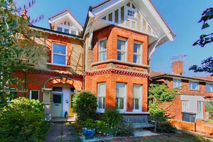 2 Bedroom Maisonette For Sale In Vicarage Road, Hampton Wick, KT1