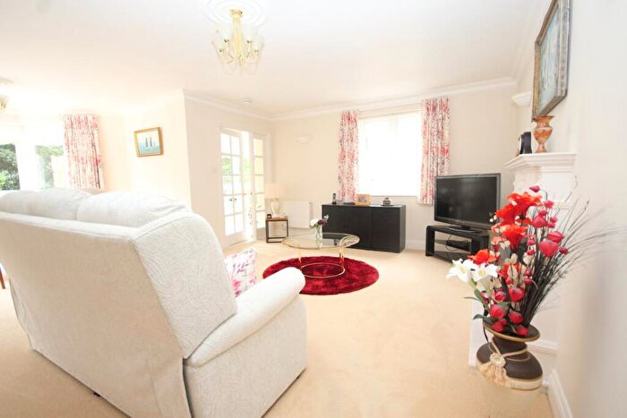 2 Bedroom Apartment For Sale In The Avenue, Branksome Park, BH13