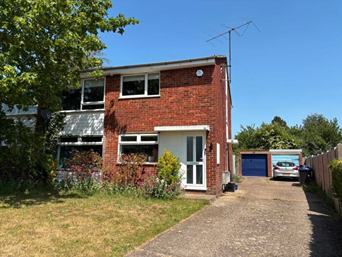 2 Bedroom Maisonette For Sale In Halsey Drive, Hitchin, SG4