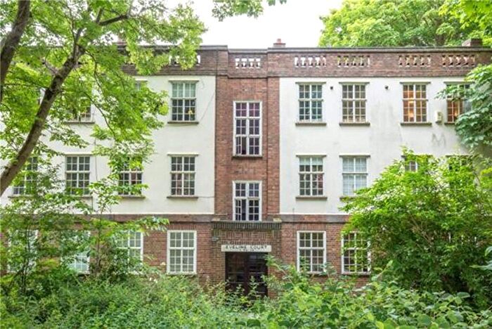 3 Bedroom Apartment For Sale In Eveline Court, Connaught Gardens, London, N10