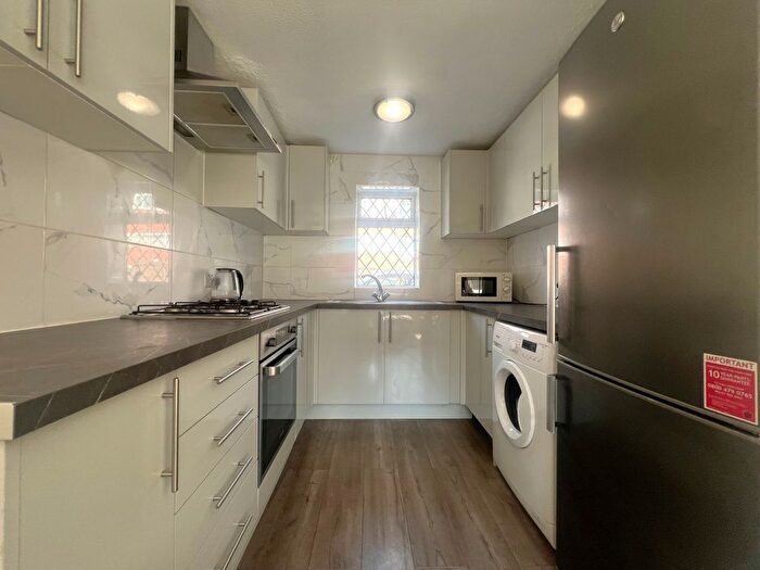 4 Bedroom Property To Rent In Farnham Gardens, Raynes Park, SW20