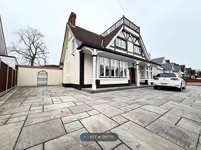 4 Bedroom Bungalow To Rent In Curtis Road, Hornchurch, RM11