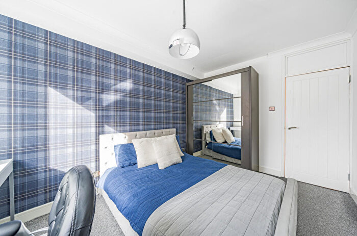 1 Bedroom Flat For Sale In Canberra Close, Hendon, London, NW4