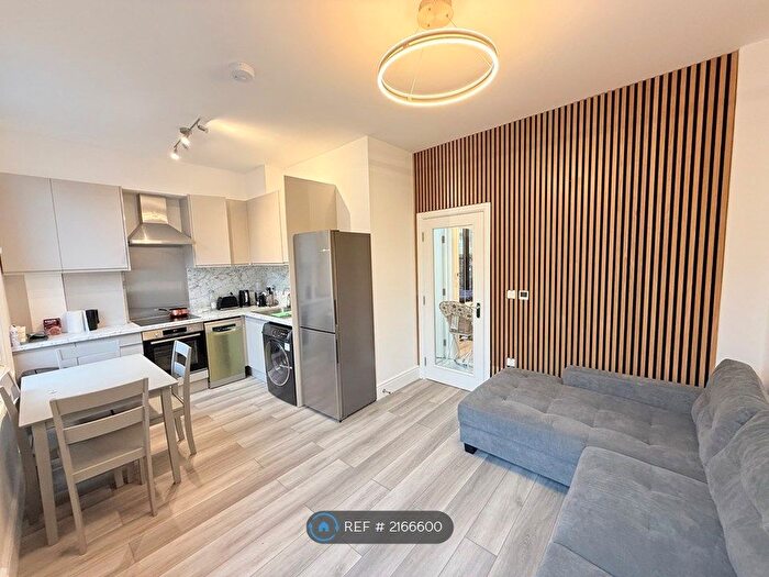 2 Bedroom Flat To Rent In Hammersmith, London, W6