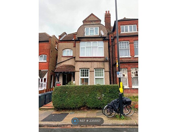3 Bedroom Flat To Rent In Emanuel Avenue, London, W3