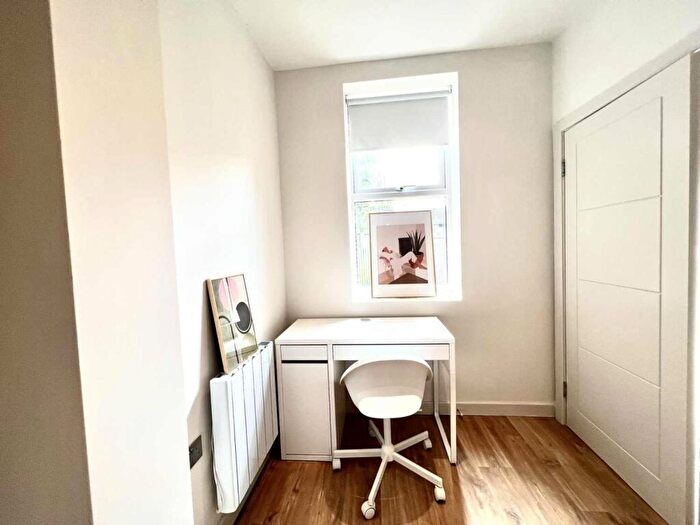 2 Bedroom Flat To Rent In Clarence Villas, Hawks Road, KT1