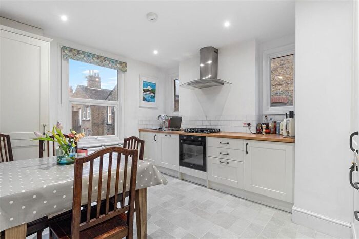 2 Bedroom Flat To Rent In Dumbarton Road, London, SW2