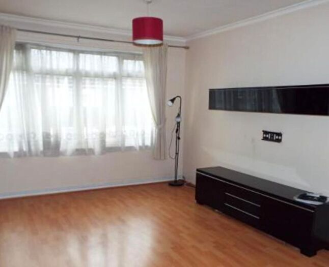 1 Bedroom Flat To Rent In Asthall Gardens, Ilford, Barkingside, IG6
