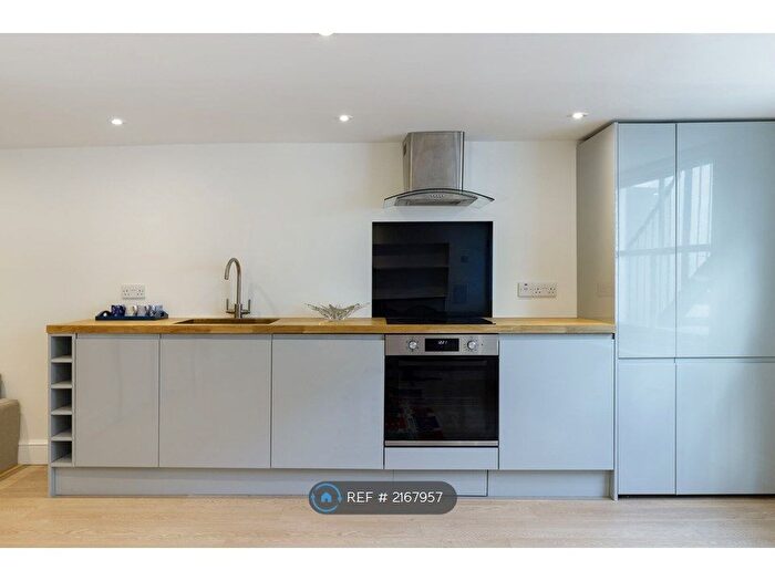 2 Bedroom Flat To Rent In Melina Road, London, W12