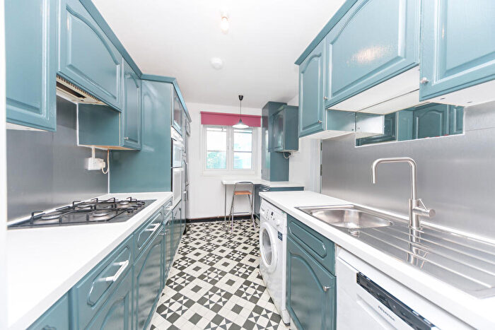 3 Bedroom Flat To Rent In Birchmore Walk, London, N5
