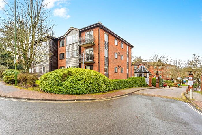 2 Bedroom Flat For Sale In Great Heathmead, Haywards Heath, RH16
