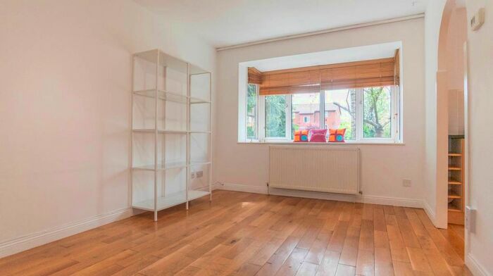 1 Bedroom Flat To Rent In Greenway Close, London N11