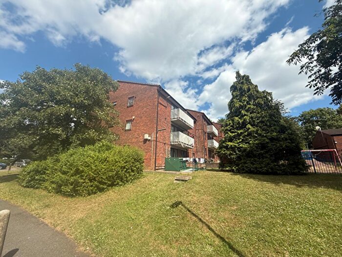 2 Bedroom Flat To Rent In Springfield Close, London, N12