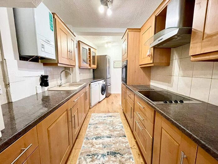 4 Bedroom Semi-Detached House To Rent In Rushden Gardens, Ilford, London, IG5