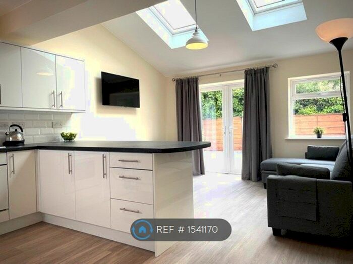 5 Bedroom Semi-Detached House To Rent In Moorfield Avenue, Manchester, M20