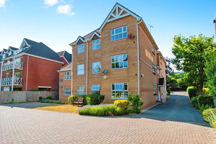 2 Bedroom Flat For Sale In Winn Road, Southampton, Hampshire, SO17
