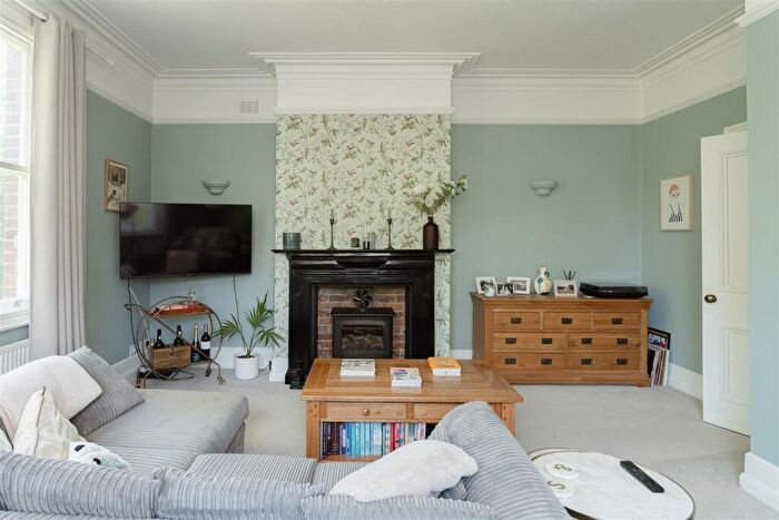 2 Bedroom Apartment For Sale In Doods Road, Reigate, RH2