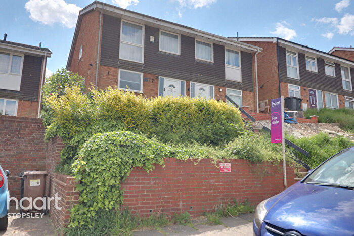 3 Bedroom Semi-Detached House For Sale In Devon Road, Luton, LU2