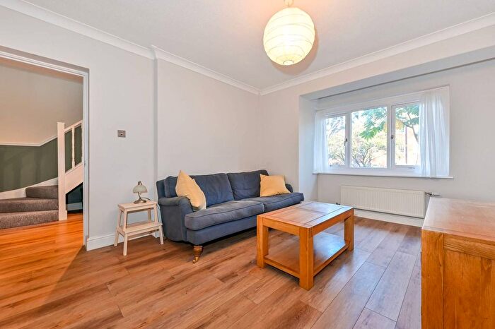 3 Bedroom Flat To Rent In Halton Road, Islington, London, N1