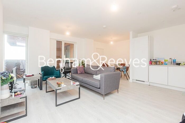 2 Bedroom Flat To Rent In East Acton Lane, Acton, W3