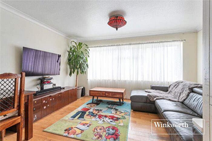 2 Bedroom Apartment For Sale In Temple Close, Finchley, London, N3