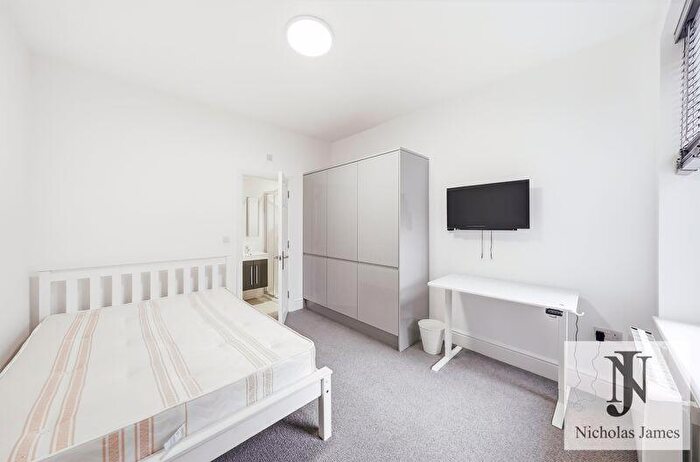 Flat To Rent In St. Johns Avenue, Friern Barnet, London, N11