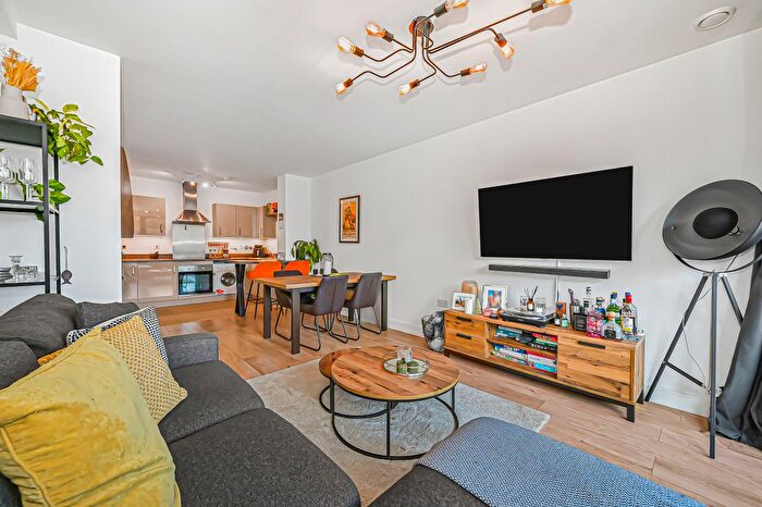1 Bedroom Flat For Sale In Furlong Court, Mile End, E3
