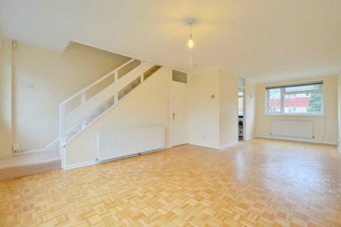 2 Bedroom Ground Flat To Rent In Alanthus Close, Lee, London, SE12