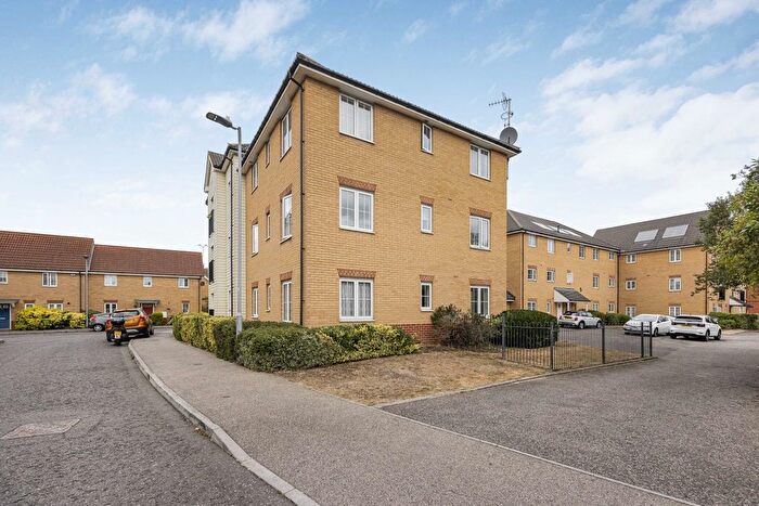 2 Bedroom Flat To Rent In Panyers Gardens, Dagenham, RM10