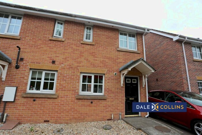 2 Bedroom Town House To Rent In South Terrace, Stoke On Trent, ST4