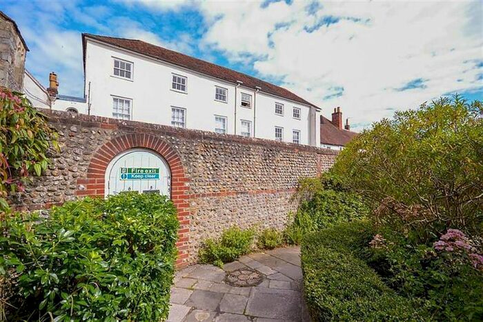 2 Bedroom Flat To Rent In Vicars Close, Chichester, PO19