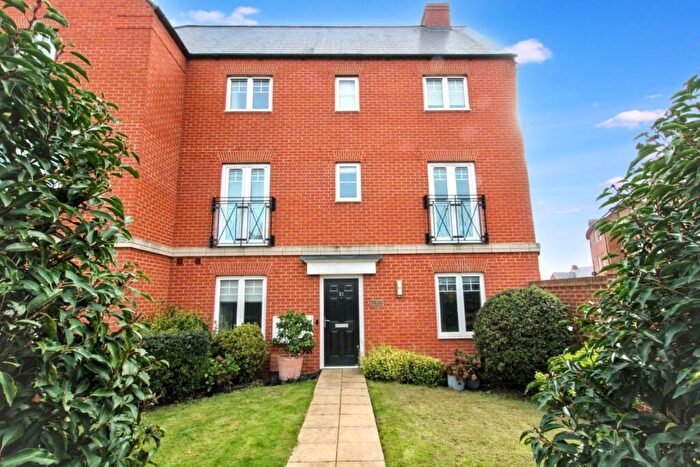 5 Bedroom Semi-Detached House For Sale In Barge Crescent, Kingsbrook, HP22