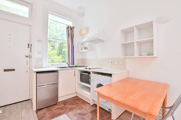 1 Bedroom Flat To Rent In Cambridge Gardens, North Kensington, London, W10