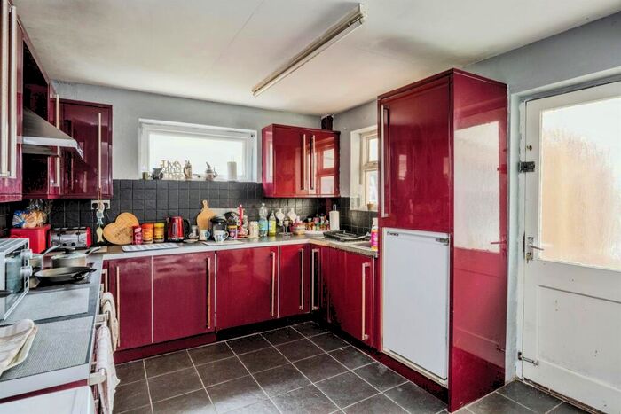 3 Bedroom Detached Bungalow For Sale In Intervalley Road, Banwen, Neath, SA10