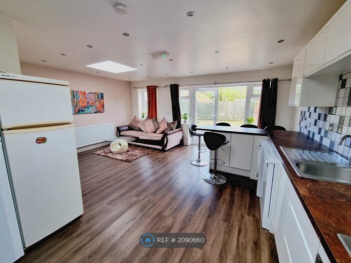 5 Bedroom Semi-Detached House To Rent In Elm Road, Reading, RG6