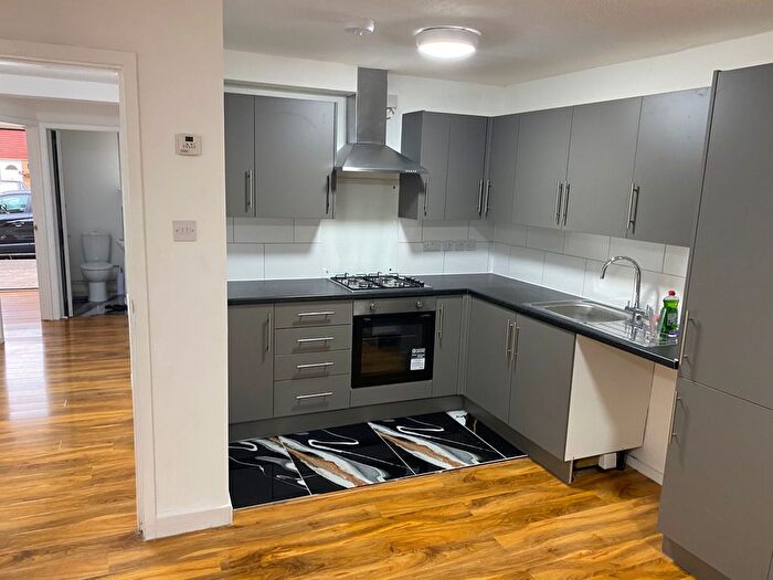 4 Bedroom Semi-Detached House To Rent In Hayes, UB3