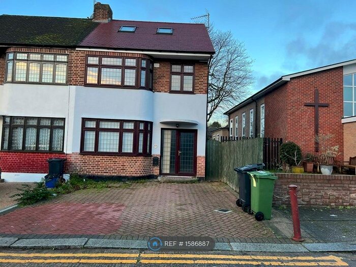 4 Bedroom Semi-Detached House To Rent In Franklyn Gardens, Ilford, IG6