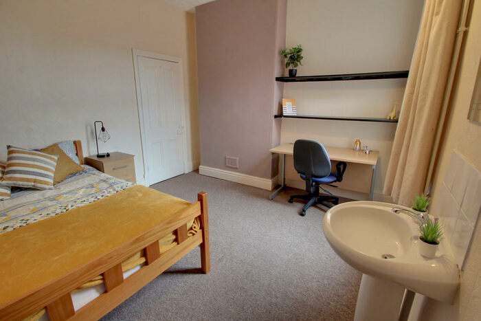 5 Bedroom Town House To Rent In Glenfield Road, Leicester, LE3