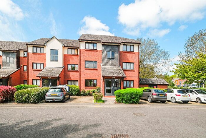 1 Bedroom Flat To Rent In Maple Gate, Loughton, IG10